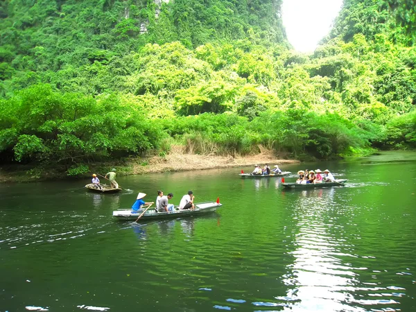 Unidentified tourists in Trang An — Stock Photo, Image