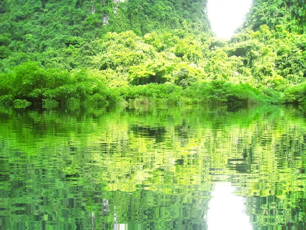 Turistas no identificados en Trang An —  Fotos de Stock