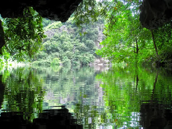 Dağlı ve nehirli manzara, Trang An, Ninh Binh, Vietnam — Stok fotoğraf