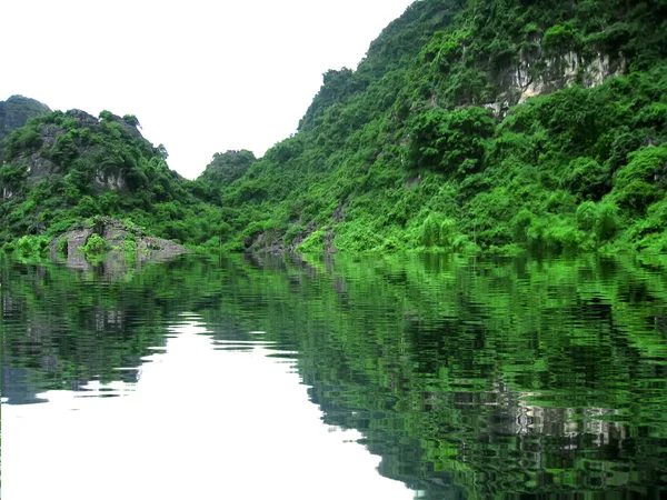 Пейзаж с мутаном и рекой, Чанг Ан, Нин Бинь, Вьетнам — стоковое фото