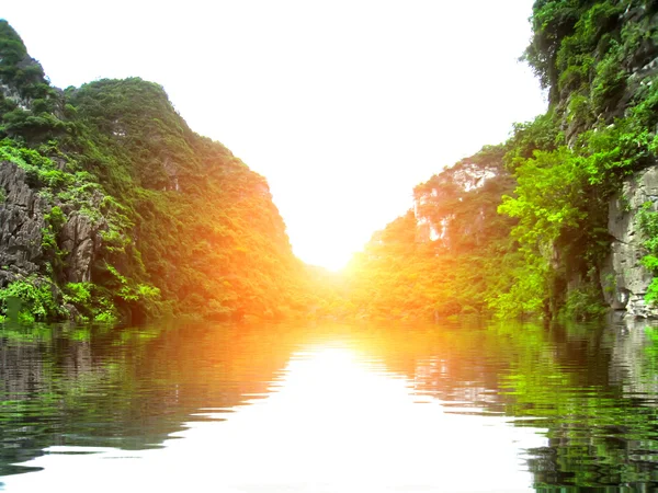 Paisaje con montaña y río, Trang An, Ninh Binh, Vietnam —  Fotos de Stock