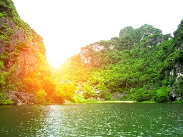 Landschap met bergen en rivieren, Trang An, Ninh Binh, Vietnam — Stockfoto