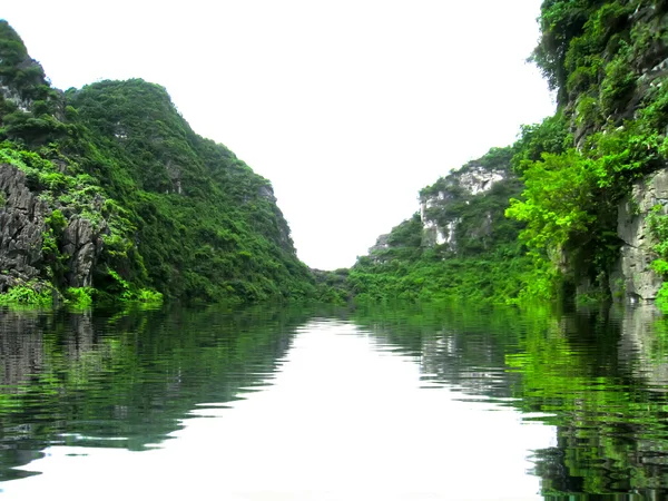 Landschaft mit Berg und Fluss, Trang An, Ninh Binh, Vietnam — Stockfoto