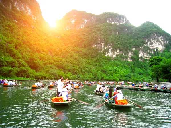 Touristes non identifiés à Trang An — Photo