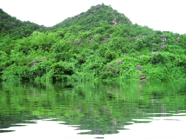 Paisaje con montaña y río, Trang An, Ninh Binh, Vietnam —  Fotos de Stock