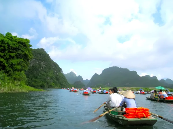 Paysage avec montagne et rivière, Trang An, Ninh Binh, Vietnam — Photo