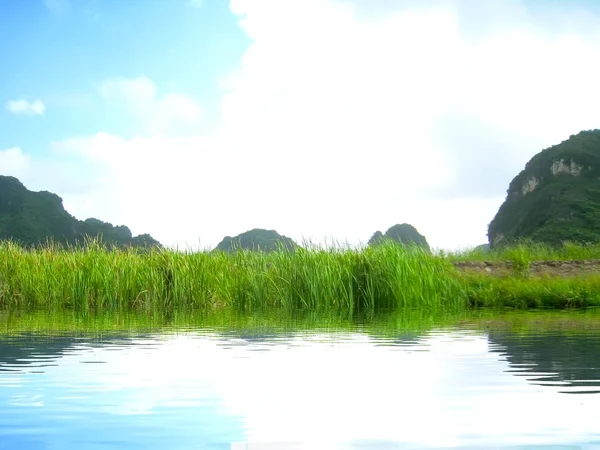 Paisaje con montaña y río, Trang An, Ninh Binh, Vietnam — Foto de Stock