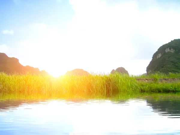 Krajina s horami a řekami, Trang An, Ninh Binh, Vietnam — Stock fotografie