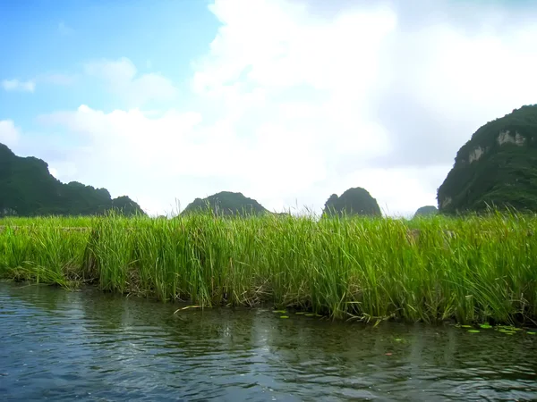 Paisagem com moutain e rio, Trang An, Ninh Binh, Vietnã — Fotografia de Stock