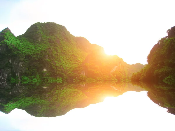 Landschap met bergen en rivieren, Trang An, Ninh Binh, Vietnam — Stockfoto