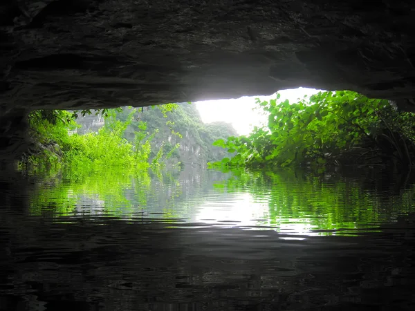 Paisagem com moutain e rio, Trang An, Ninh Binh, Vietnã — Fotografia de Stock