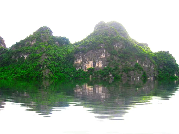 Paesaggio con montagna e fiume, Trang An, Ninh Binh, Vietnam — Foto Stock