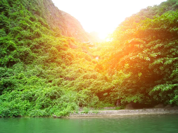 Landskap med moutain och river, Trang An, Ninh Binh, Vietnam — Stockfoto