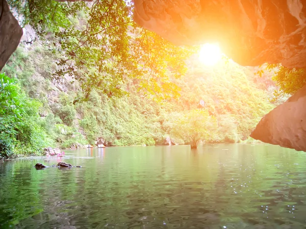 越南宁边，Trang An, moutain and river景观与河流 — 图库照片