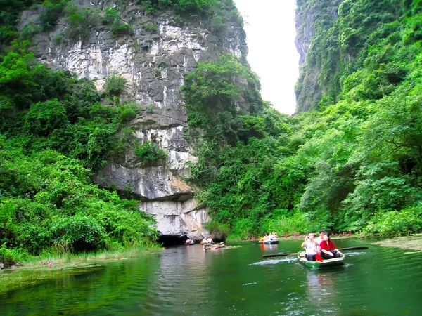 Turistas no identificados en Trang An —  Fotos de Stock