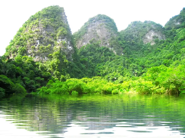 Unidentified tourists in Trang An — Stock Photo, Image