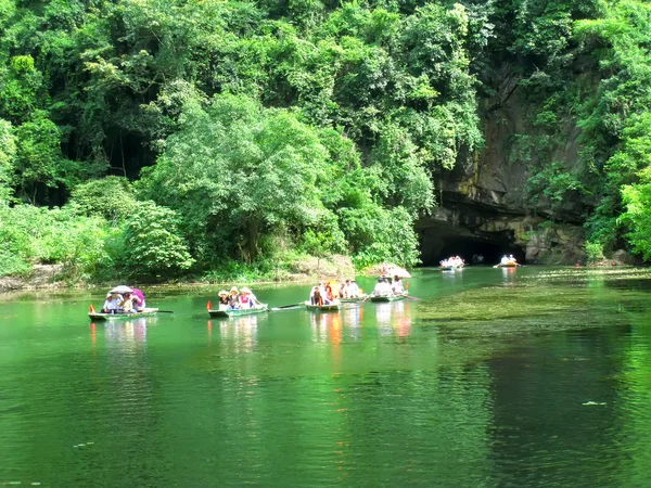 Unidentified tourists in Trang An — Stock Photo, Image