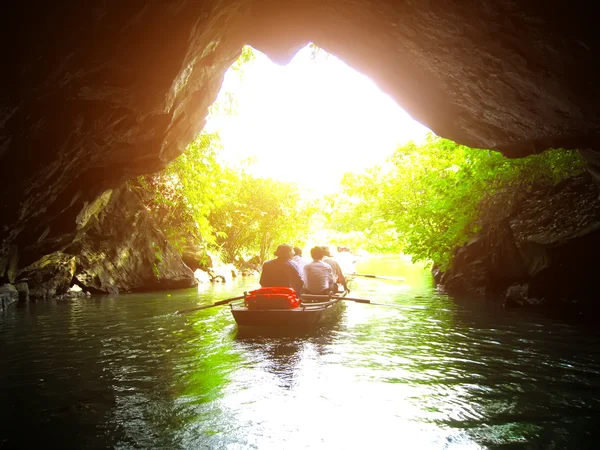 Turistas no identificados en Trang An —  Fotos de Stock