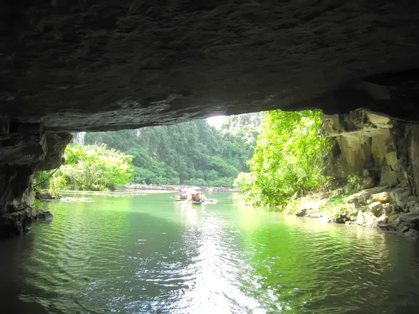 Unidentified tourists in Trang An — Stock Photo, Image