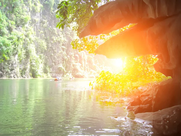 Paisaje con montaña y río, Trang An, Ninh Binh, Vietnam —  Fotos de Stock