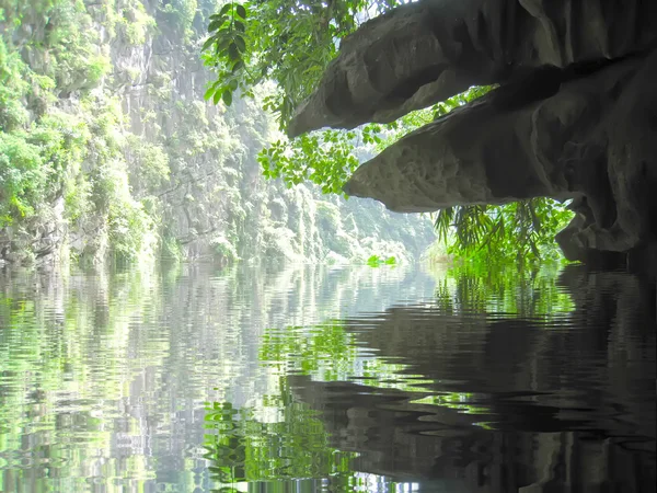 越南宁边，Trang An, moutain and river景观与河流 — 图库照片