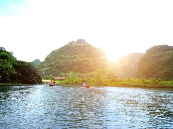 Unbekannte Touristen in Trang an — Stockfoto