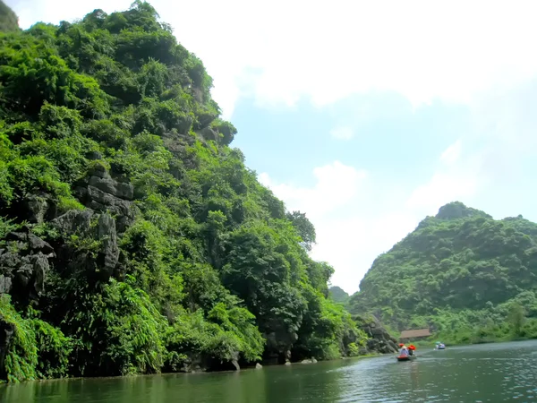 Unbekannte Touristen in Trang an — Stockfoto