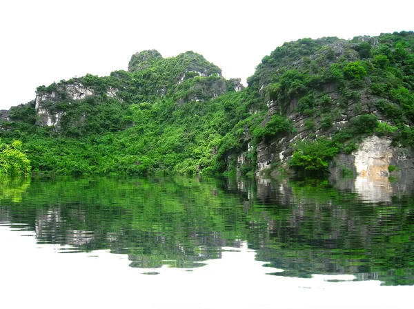 Dağlı ve nehirli manzara, Trang An, Ninh Binh, Vietnam — Stok fotoğraf