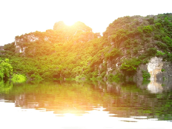 Landskap med moutain och river, Trang An, Ninh Binh, Vietnam — Stockfoto