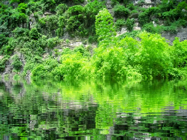 Paesaggio con montagna e fiume, Trang An, Ninh Binh, Vietnam — Foto Stock