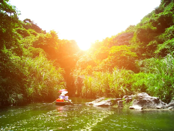 Turistas no identificados en Trang An —  Fotos de Stock