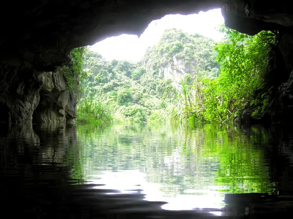 Unbekannte Touristen in Trang an — Stockfoto