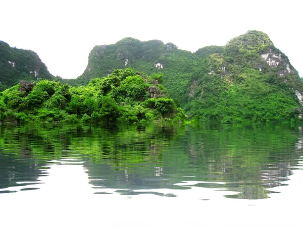 Tájkép moutain és folyó, Trang An, Ninh Binh, Vietnam — Stock Fotó