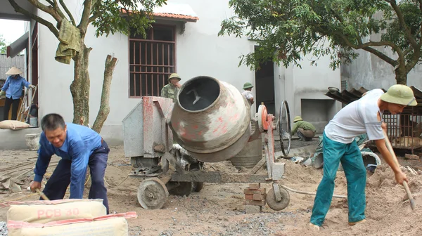 Trabalhador da construção mistura de concreto — Fotografia de Stock