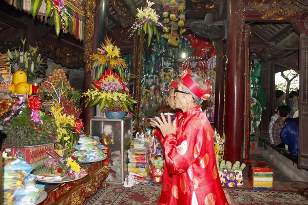 Les gens ont assisté au festival traditionnel — Photo