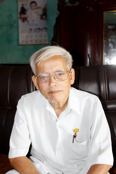 Asya portresi yaşlı adam. — Stok fotoğraf
