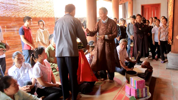 Religiöse Meister gesegnet für eine Gruppe von Menschen im Tempel, v — Stockfoto