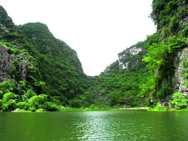 Krajobraz z górą i rzeką, Trang An, Ninh Binh, Wietnam Obrazek Stockowy