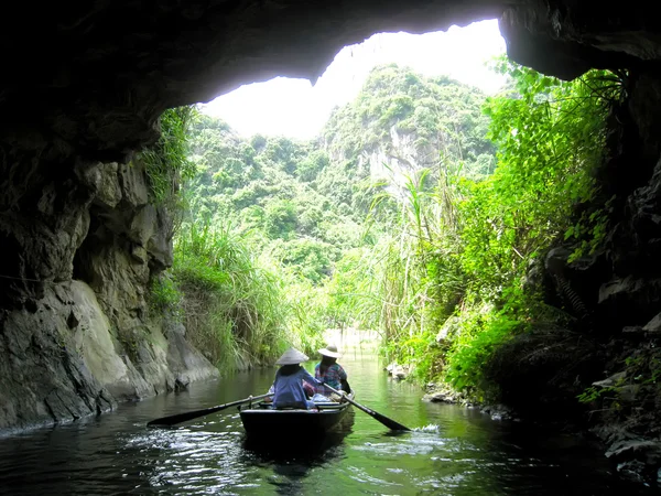 Turistas no identificados en Trang An Imágenes de stock libres de derechos