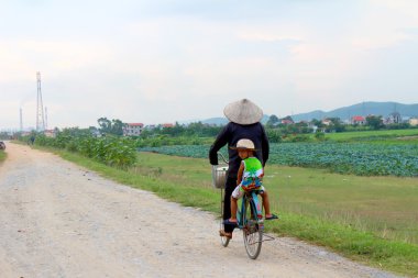 Asyalı kadın yolda binmek