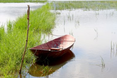 Nehirdeki tekne.