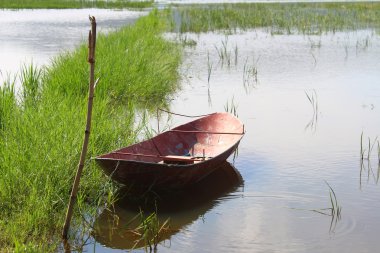 Nehirdeki tekne.