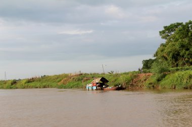 Nehirde balıkçı tekneleri