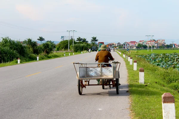 Ásia homem equitação um bicicleta no o estrada — Fotografia de Stock