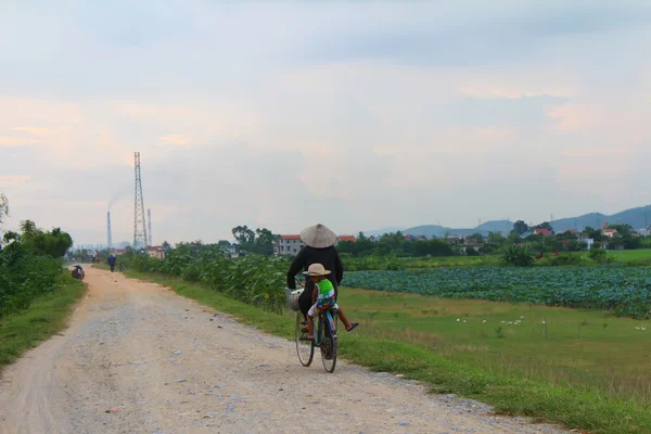 Femme asiatique, faire du vélo sur la route — Zdjęcie stockowe