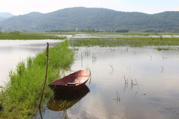 The boat on the river — Stock Photo, Image