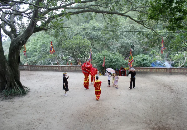 Les gens ont assisté au festival traditionnel — Photo