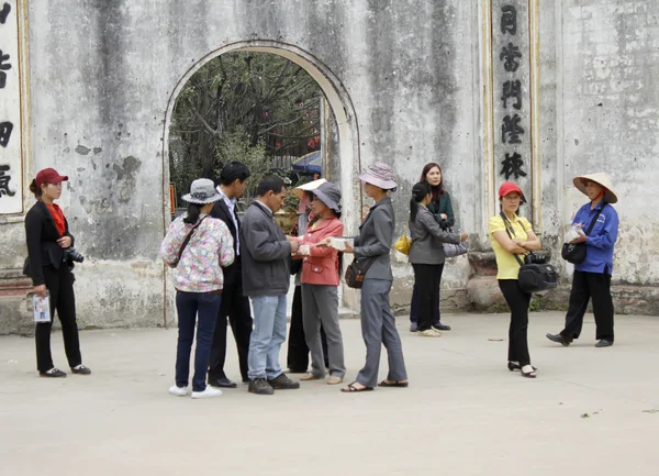 Grupo de pessoas trocam dinheiro por cerimônia no templo — Fotografia de Stock