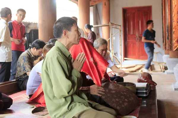 Maîtres religieux bénis pour un groupe de personnes au temple, v — Photo