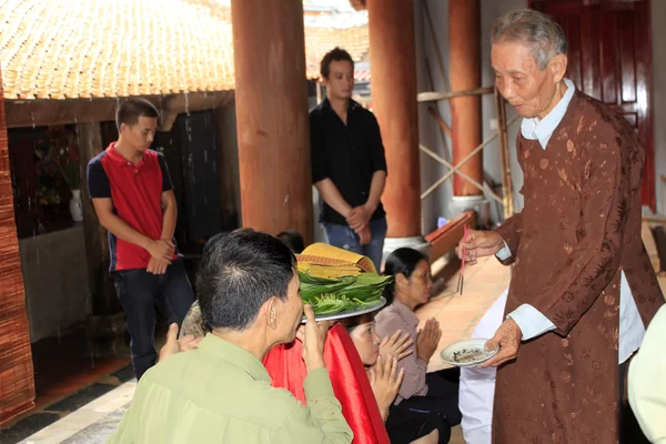 Maestros religiosos bendecidos por un grupo de personas en el templo, v — Foto de Stock